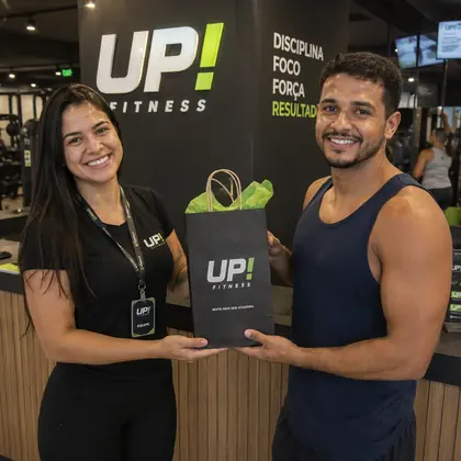 Cliente recebendo pr&ecirc;mio em campanha promocional