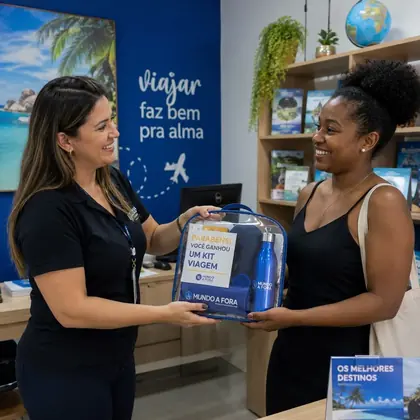 Cliente recebendo pr&ecirc;mio em campanha promocional
