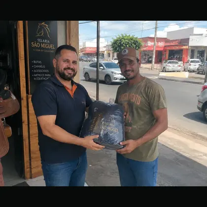 Cliente recebendo pr&ecirc;mio em campanha promocional
