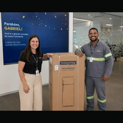Cliente recebendo pr&ecirc;mio em campanha promocional