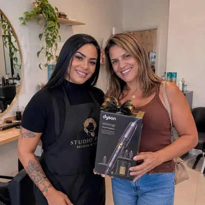 Cliente recebendo pr&ecirc;mio em campanha promocional