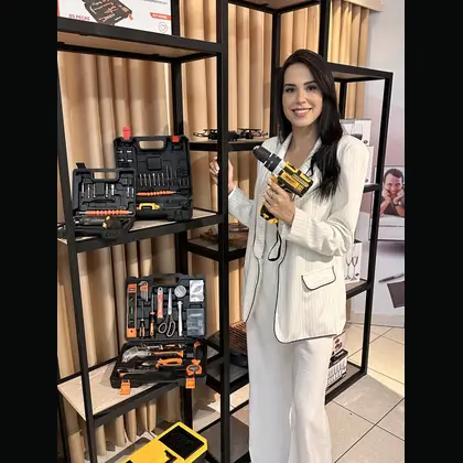Cliente recebendo pr&ecirc;mio em campanha promocional