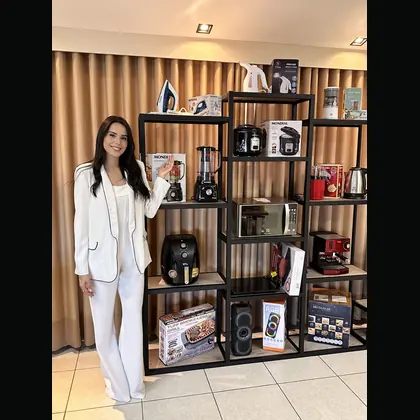 Cliente recebendo pr&ecirc;mio em campanha promocional
