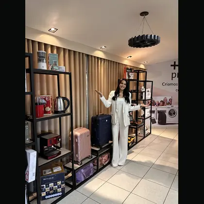 Cliente recebendo pr&ecirc;mio em campanha promocional