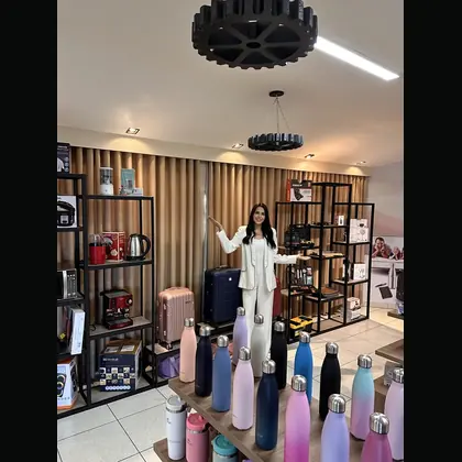 Cliente recebendo pr&ecirc;mio em campanha promocional