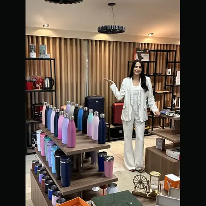 Cliente recebendo pr&ecirc;mio em campanha promocional