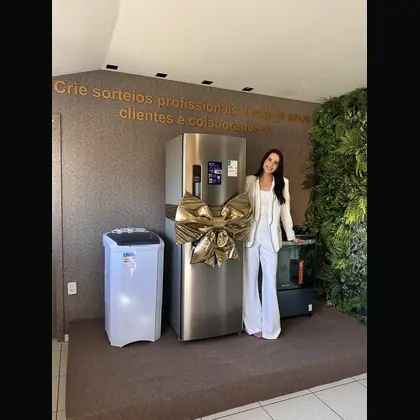 Cliente recebendo pr&ecirc;mio em campanha promocional
