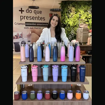 Cliente recebendo pr&ecirc;mio em campanha promocional