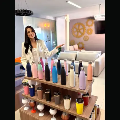 Cliente recebendo pr&ecirc;mio em campanha promocional