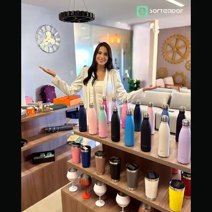 Cliente recebendo pr&ecirc;mio em campanha promocional