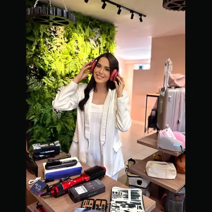 Cliente recebendo pr&ecirc;mio em campanha promocional