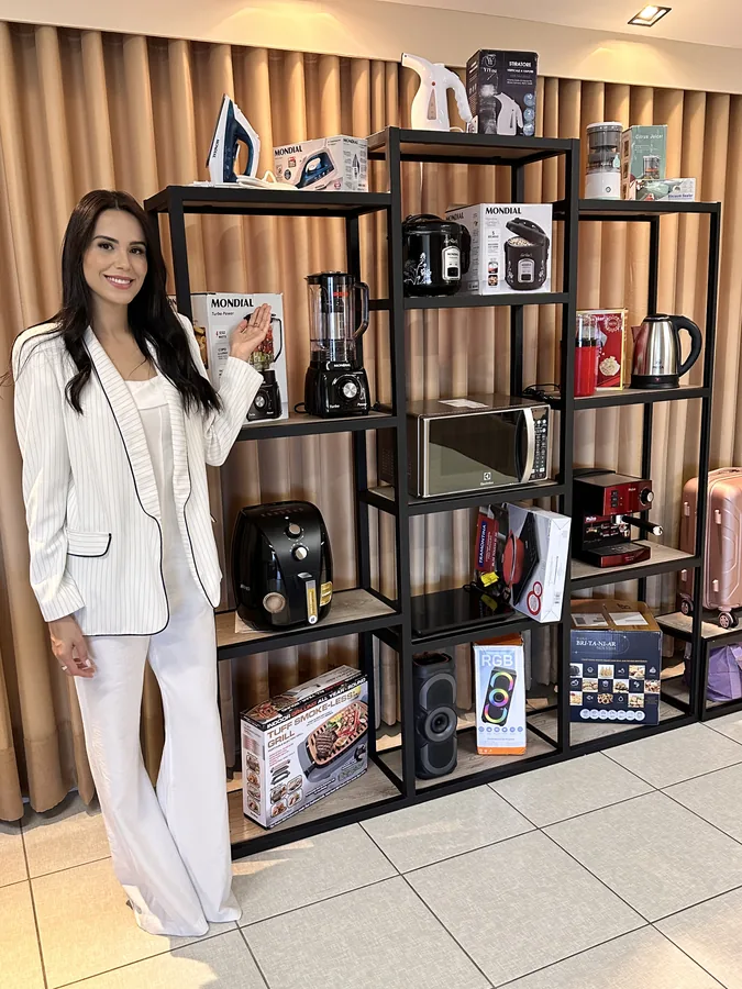 Cliente recebendo prêmio em campanha promocional