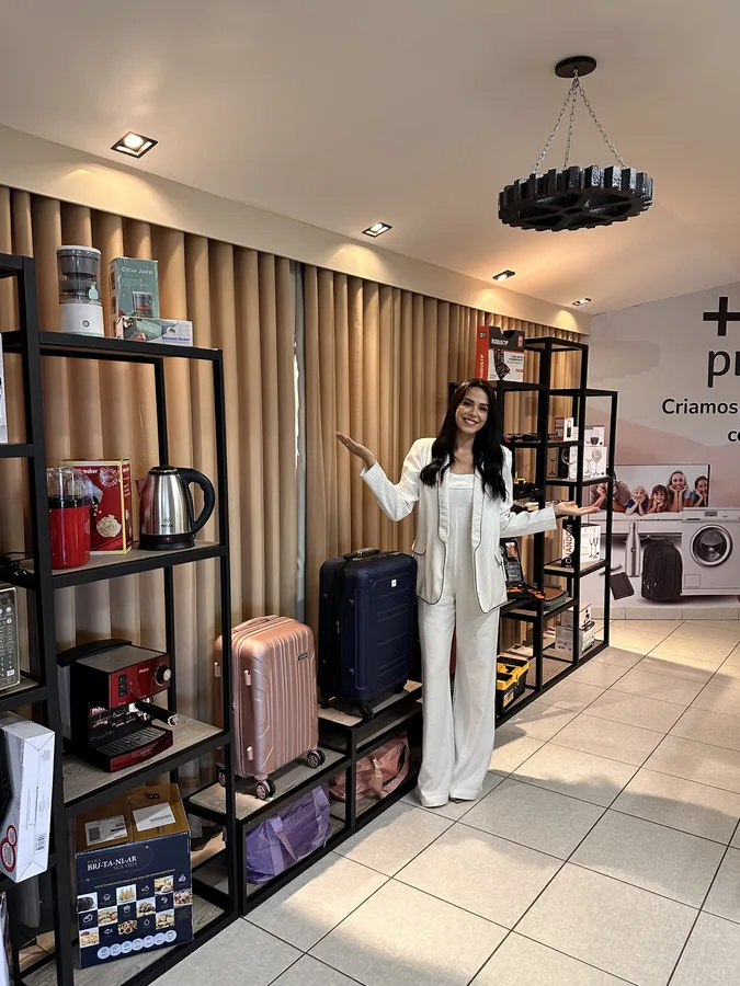 Cliente recebendo prêmio em campanha promocional
